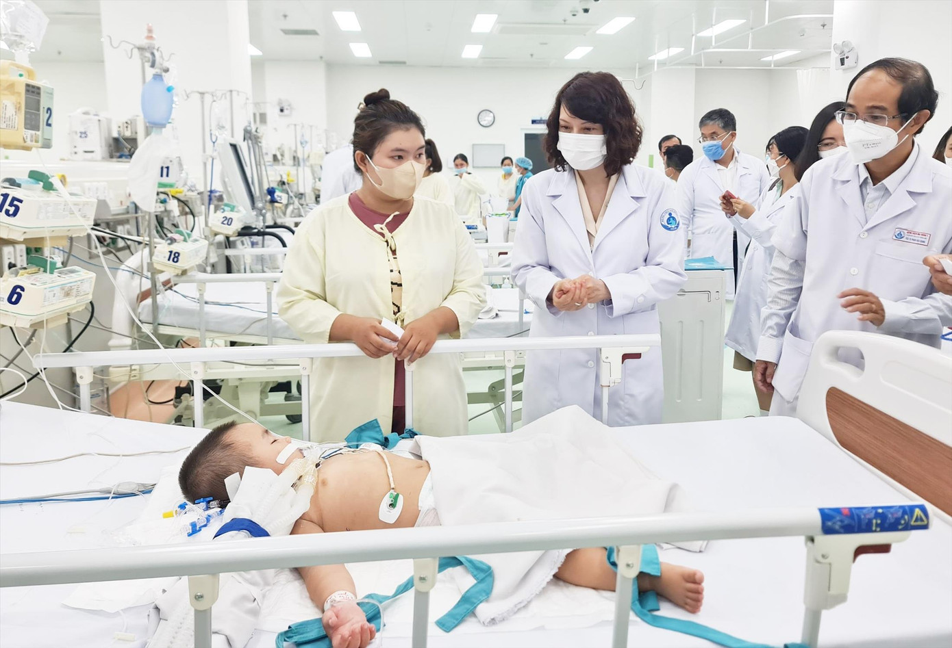 Thứ trưởng Bộ Y tế Nguyễn Thị Liên Hương thăm trẻ mắc TCM điều trị tại Bệnh viện Nhi Đồng 1. Ảnh: Vân Sơn Thứ trưởng Bộ Y tế Nguyễn Thị Liên Hương thăm trẻ mắc TCM điều trị tại Bệnh viện Nhi Đồng 1. Ảnh: Vân Sơn