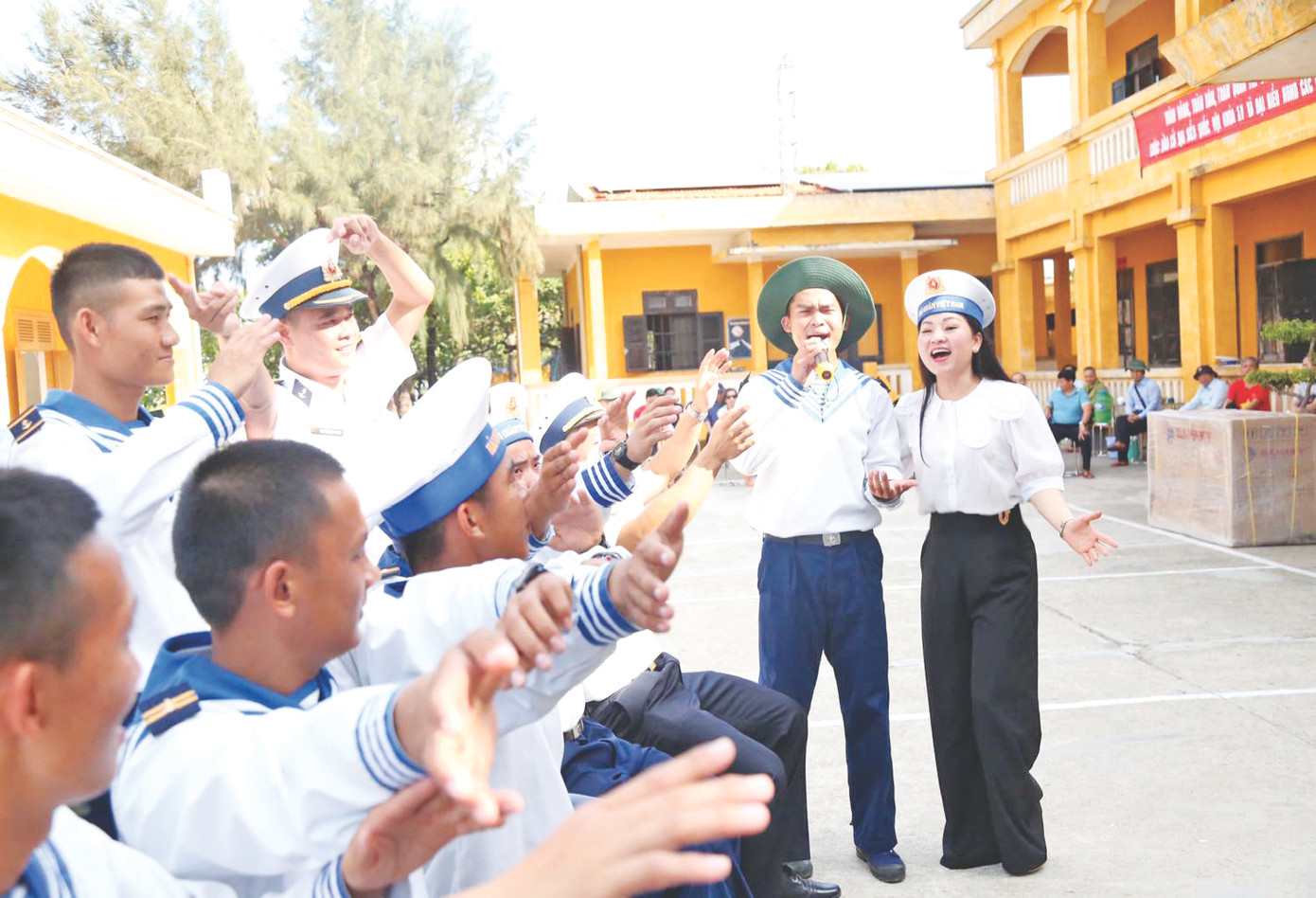 Nghệ sĩ Ưu tú Khánh Hòa trong những lần ra Trường Sa và biểu diễn cho cán bộ, chiến sĩ hải quân Nghệ sĩ Ưu tú Khánh Hòa trong những lần ra Trường Sa và biểu diễn cho cán bộ, chiến sĩ hải quân