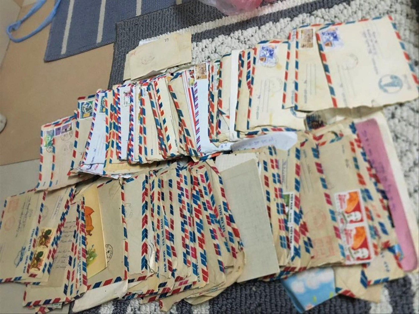 Những cánh thư của đôi tình nhân hàng xóm được gìn giữ mấy chục năm qua Những cánh thư của đôi tình nhân hàng xóm được gìn giữ mấy chục năm qua