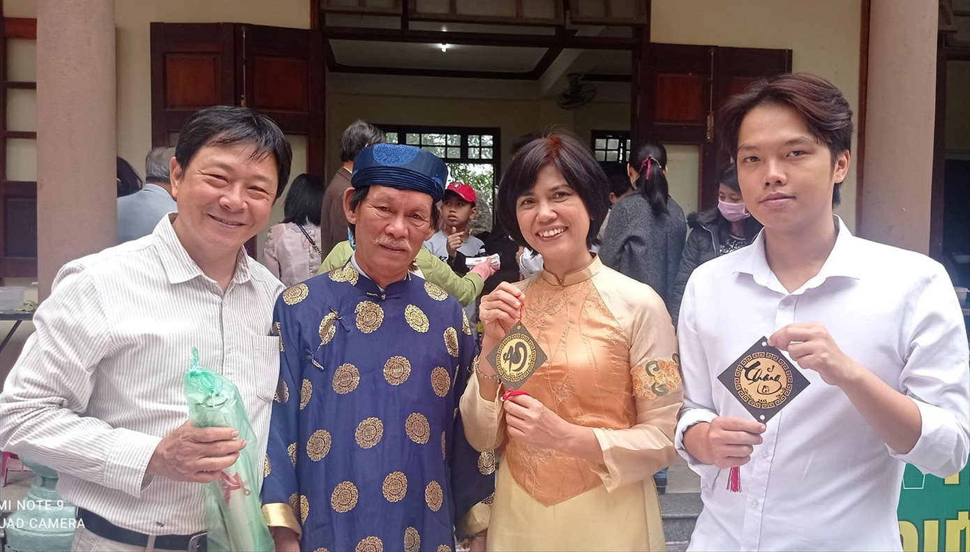 Anh Hiền (bìa trái), chị Loan và con trai Anh Hiền (bìa trái), chị Loan và con trai