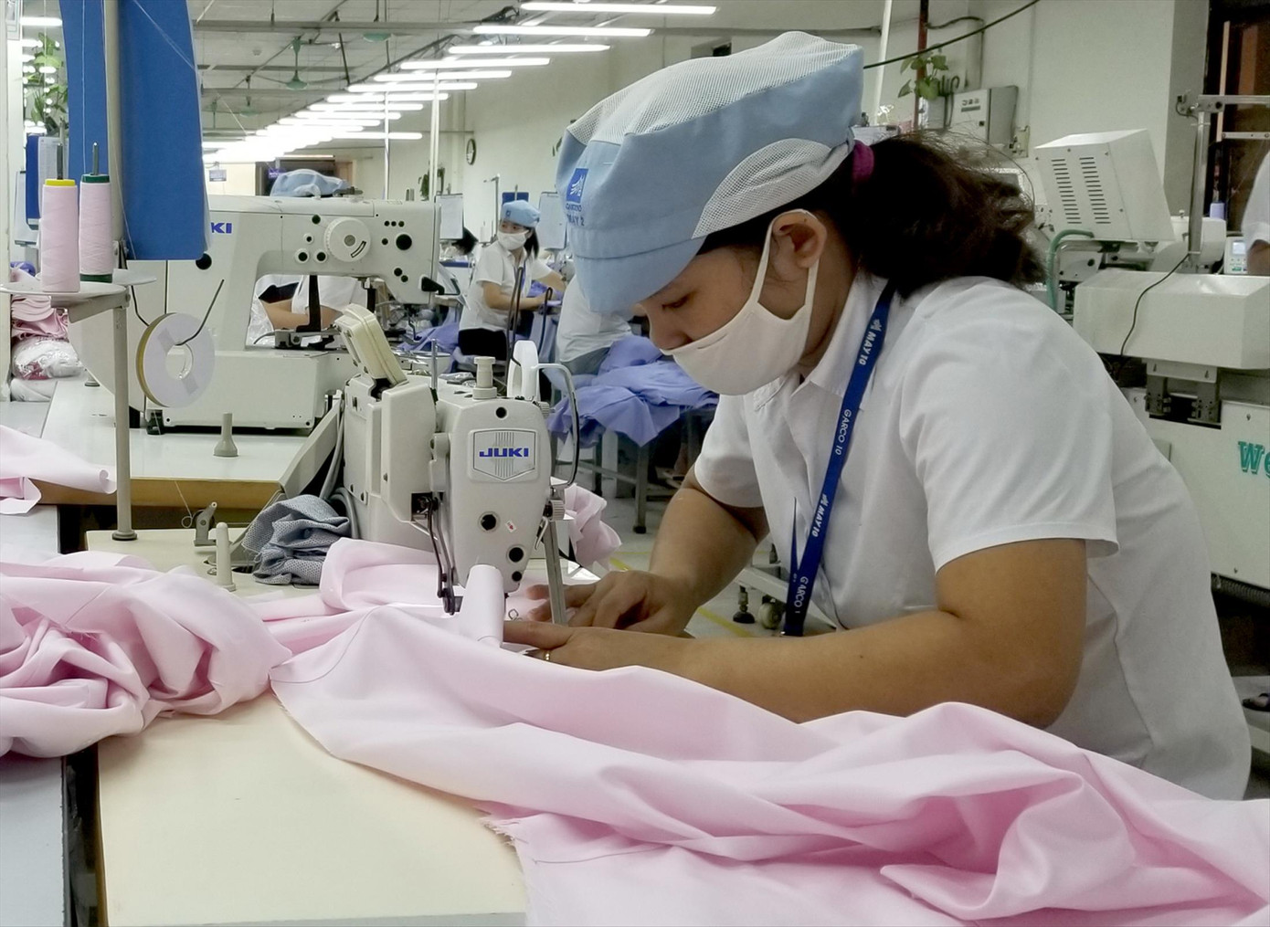 Nhiều doanh nghiệp đồng thuận tăng lương tối thiểu cho người lao động nhưng muốn lùi thời điểm tăng tới đầu năm 2023 - Ảnh minh họa: Phạm Thanh