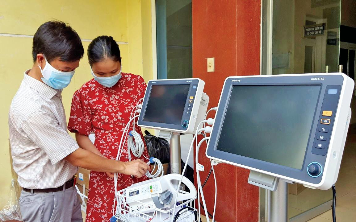 Vợ chồng anh chị Nghĩa – Hương vui mừng khi số tiền mình bỏ ra đã mua được những thiết bị cấp thiết dùng cho phòng chống dịch COVID-19 Vợ chồng anh chị Nghĩa – Hương vui mừng khi số tiền mình bỏ ra đã mua được những thiết bị cấp thiết dùng cho phòng chống dịch COVID-19