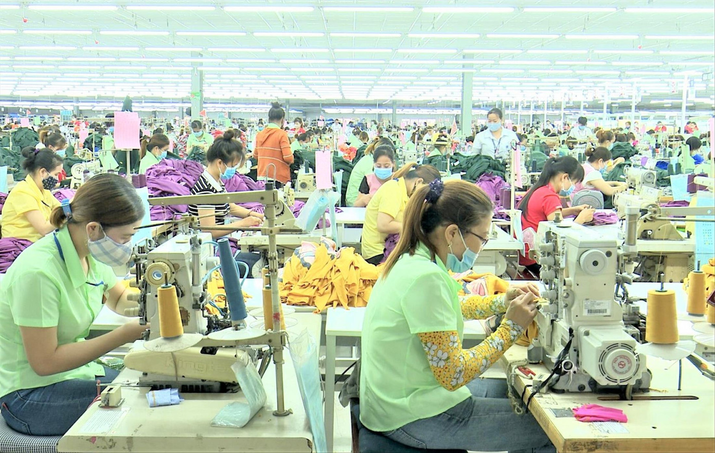 Công nhân sản xuất trong doanh nghiệp nước ngoài ở Bình Dương Ảnh: H.C Công nhân sản xuất trong doanh nghiệp nước ngoài ở Bình Dương Ảnh: H.C