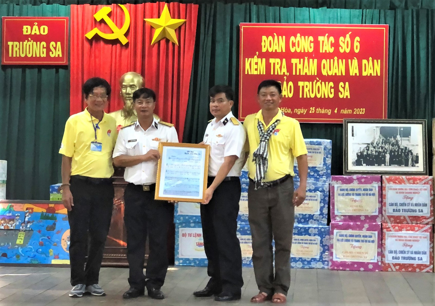 Nhà báo Lê Việt Quân thăm, tặng quà CBCS khi thăm quần đảo Trường Sa