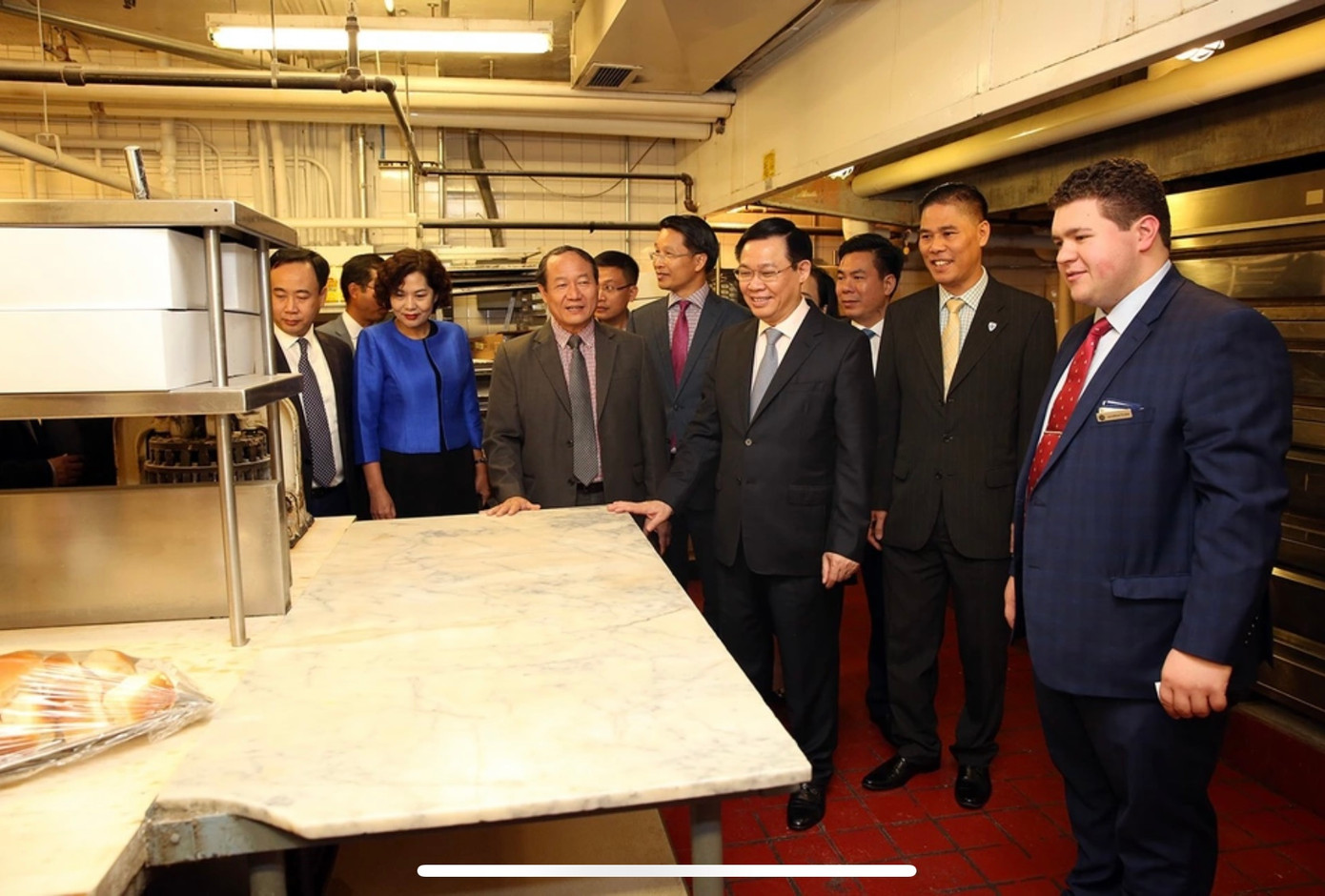 Phó Thủ tướng Vương Đình Huệ (nay là Chủ tịch Quốc hội) bên chiếc bàn Bác Hồ từng làm bánh (7/2018)