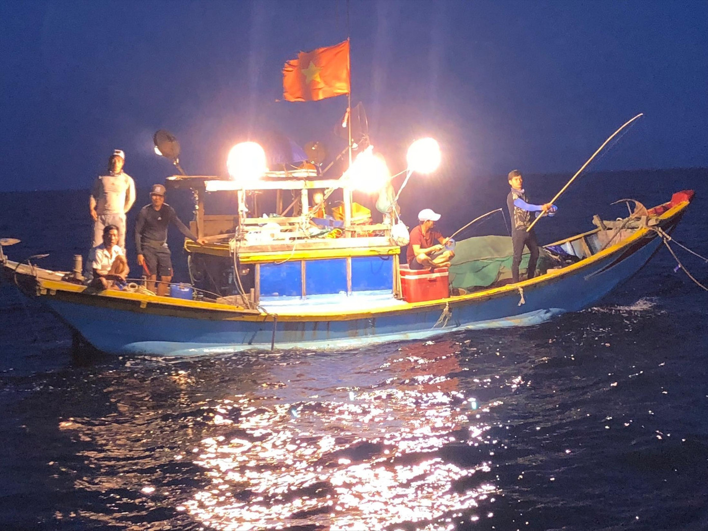 Ngư dân Bảo Ninh câu mực gần bờ