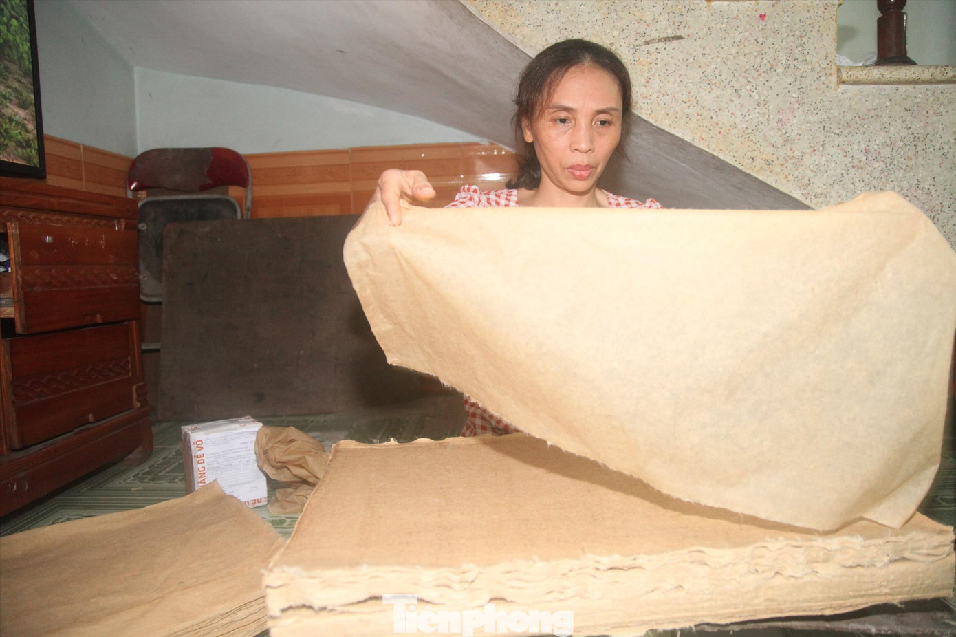 Chị Ngô Thị Huế vẫn kiên trì giữ lửa nghề làm giấy dó truyền thống Chị Ngô Thị Huế vẫn kiên trì giữ lửa nghề làm giấy dó truyền thống