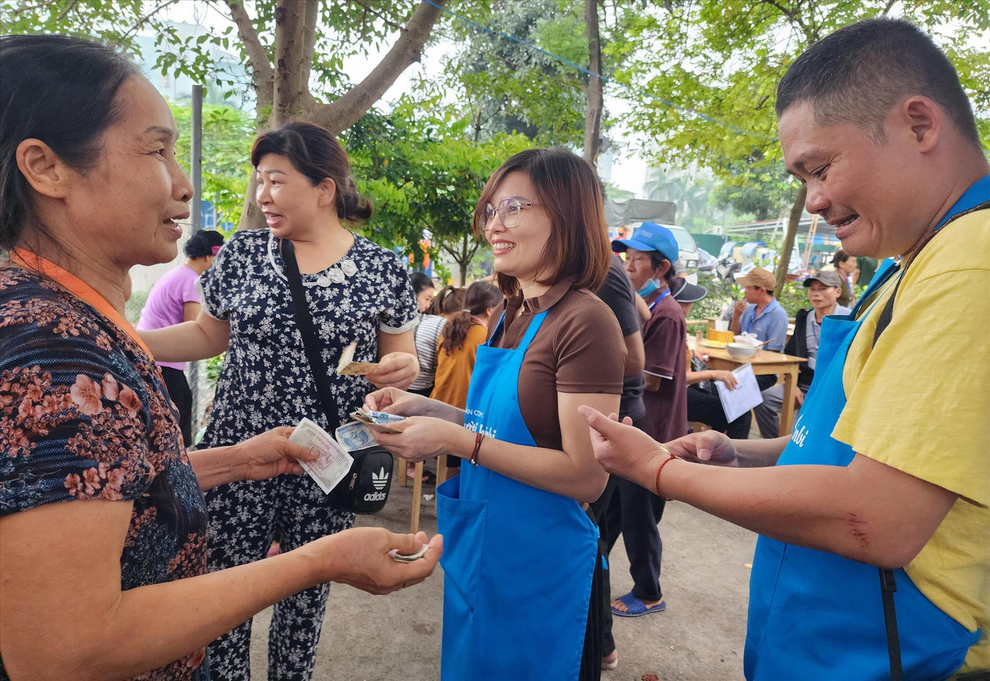 Anh Võ Tiên Lâm và vợ trò chuyện với khách hàng