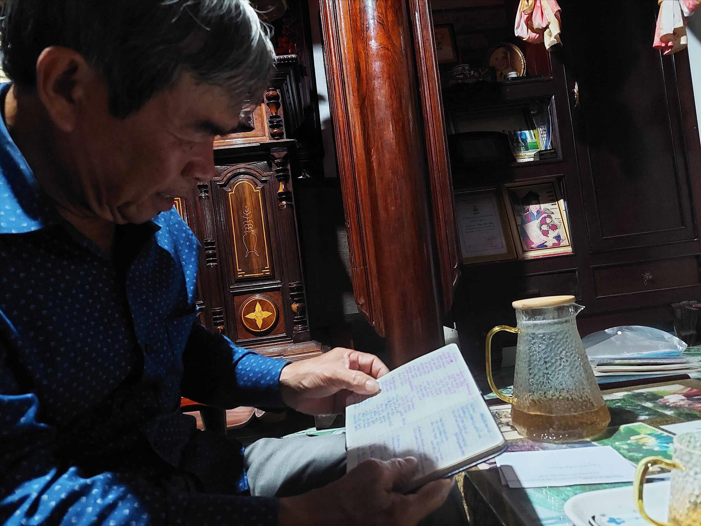 Ông Nguyễn Quốc Chinh với những cuốn sổ tay ghi hải trình hơn 30 năm đi biển ảnh: Trần Tuấn Ông Nguyễn Quốc Chinh với những cuốn sổ tay ghi hải trình hơn 30 năm đi biển ảnh: Trần Tuấn