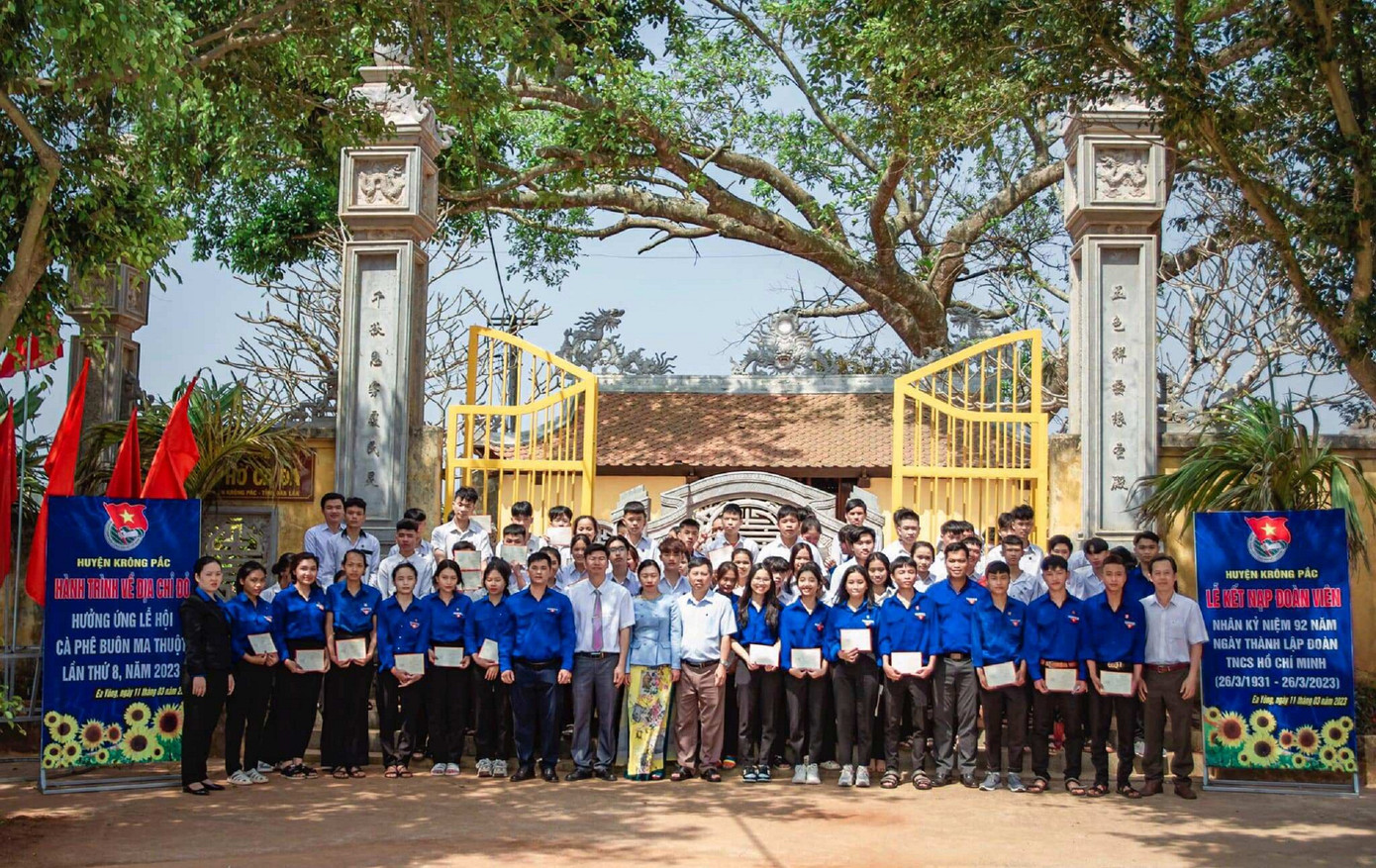 Lễ kết nạp đoàn viên tại miếu thờ. Lễ kết nạp đoàn viên tại miếu thờ.