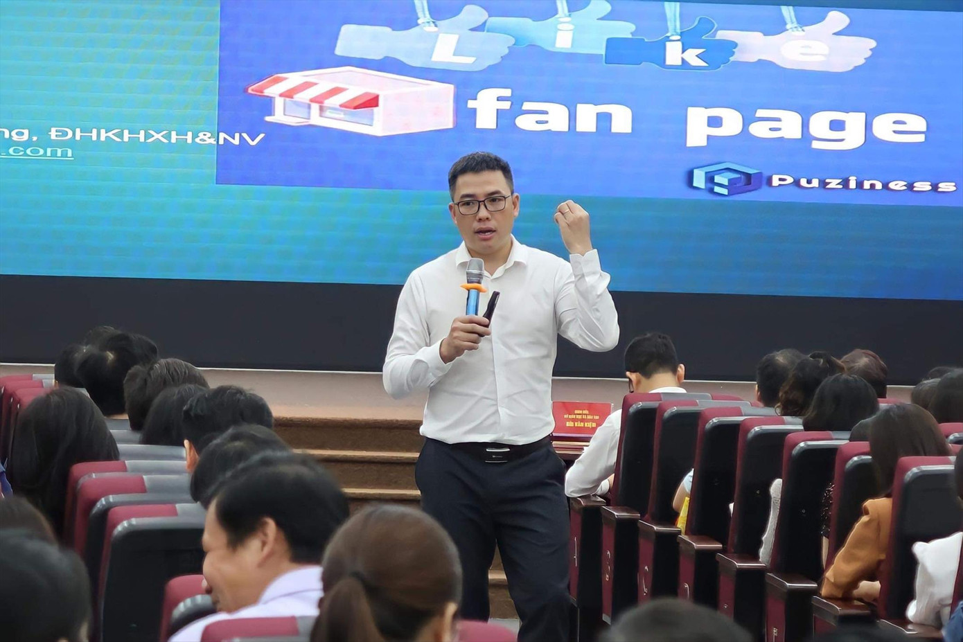 TS. Phan Văn Kiền - Viện trưởng Viện Đào tạo Báo chí và Truyền thông (Trường Đại học Khoa học Xã hội và Nhân văn Hà Nội) đang giảng bài