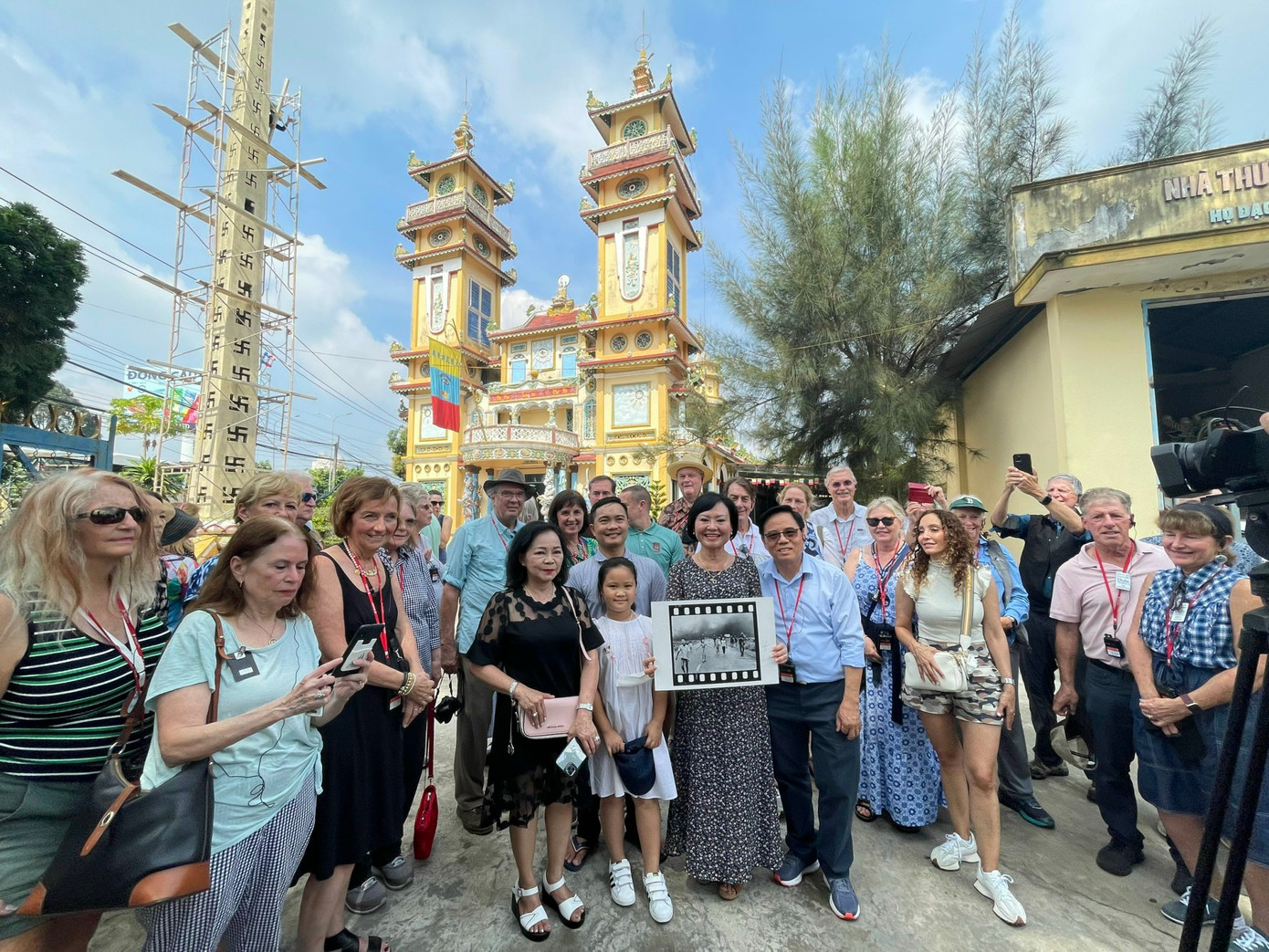 Vợ chồng Kim Phúc trong vòng vây của các phóng viên quốc tế và họ hàng ở Trảng Bàng