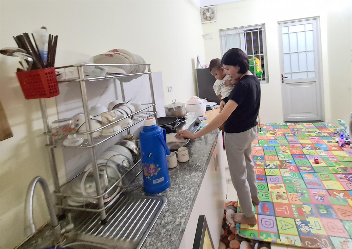 Tại không ít địa phương, công nhân vẫn mòn mỏi chờ hỗ trợ tiền thuê nhà. Ảnh: Phạm Thanh