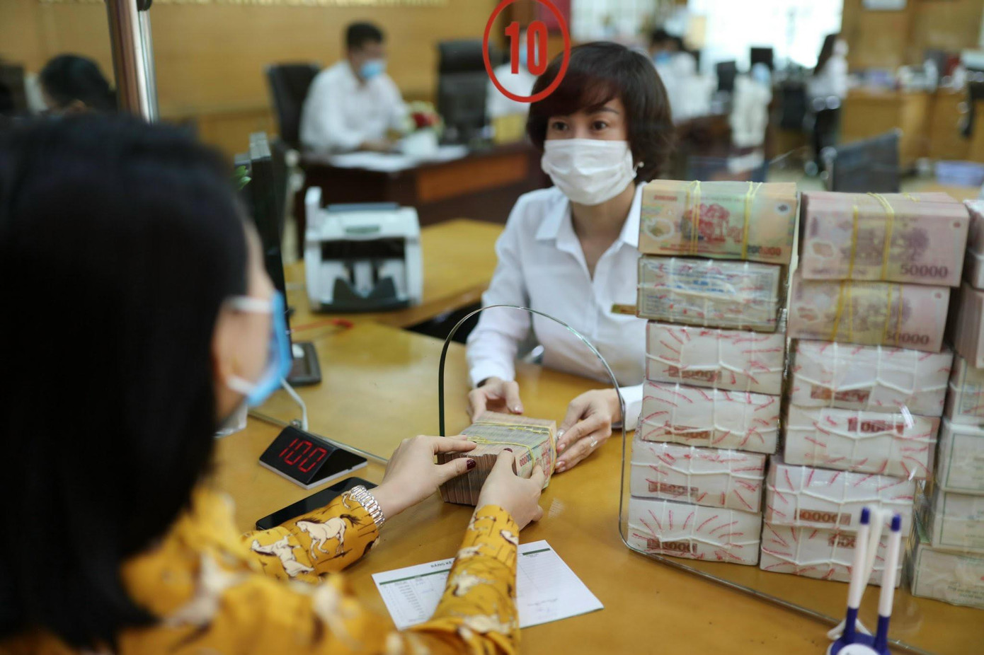 Xử lý Ngân hàng 0 đồng và yếu kém rất tốn thời gian. Ảnh: Như Ý Xử lý Ngân hàng 0 đồng và yếu kém rất tốn thời gian. Ảnh: Như Ý