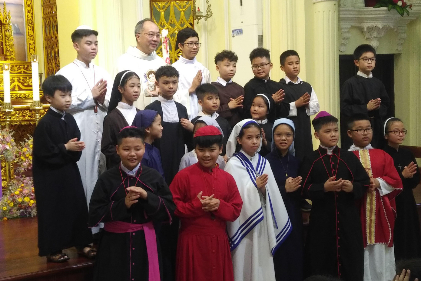 Các cháu nhỏ giới thiệu tu phục tại thà thờ Hà Đông, Tổng Giáo phận Hà Nội trong ngày lễ “Chúa Chiên lành”Ảnh: Minh Đức