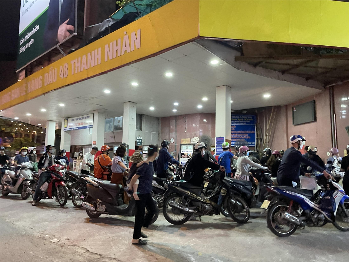 Xếp hàng mua xăng dầu là nỗi ám ảnh của người dân ở nhiều địa phương khi nguồn cung bị gián đoạn. Ảnh: Nguyễn Bằng Xếp hàng mua xăng dầu là nỗi ám ảnh của người dân ở nhiều địa phương khi nguồn cung bị gián đoạn. Ảnh: Nguyễn Bằng