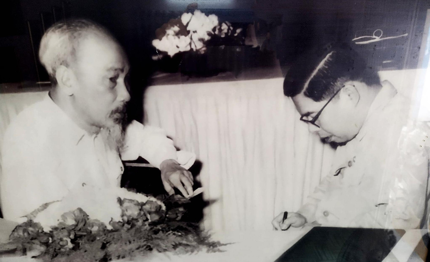 Bác Hồ và Giáo sư Trần Đại Nghĩa Ảnh: Tư liệu