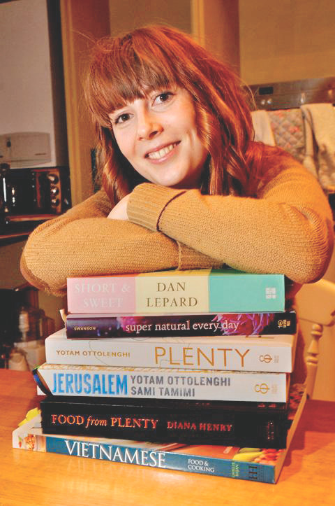 Giáo sư Elly McCausland Giáo sư Elly McCausland