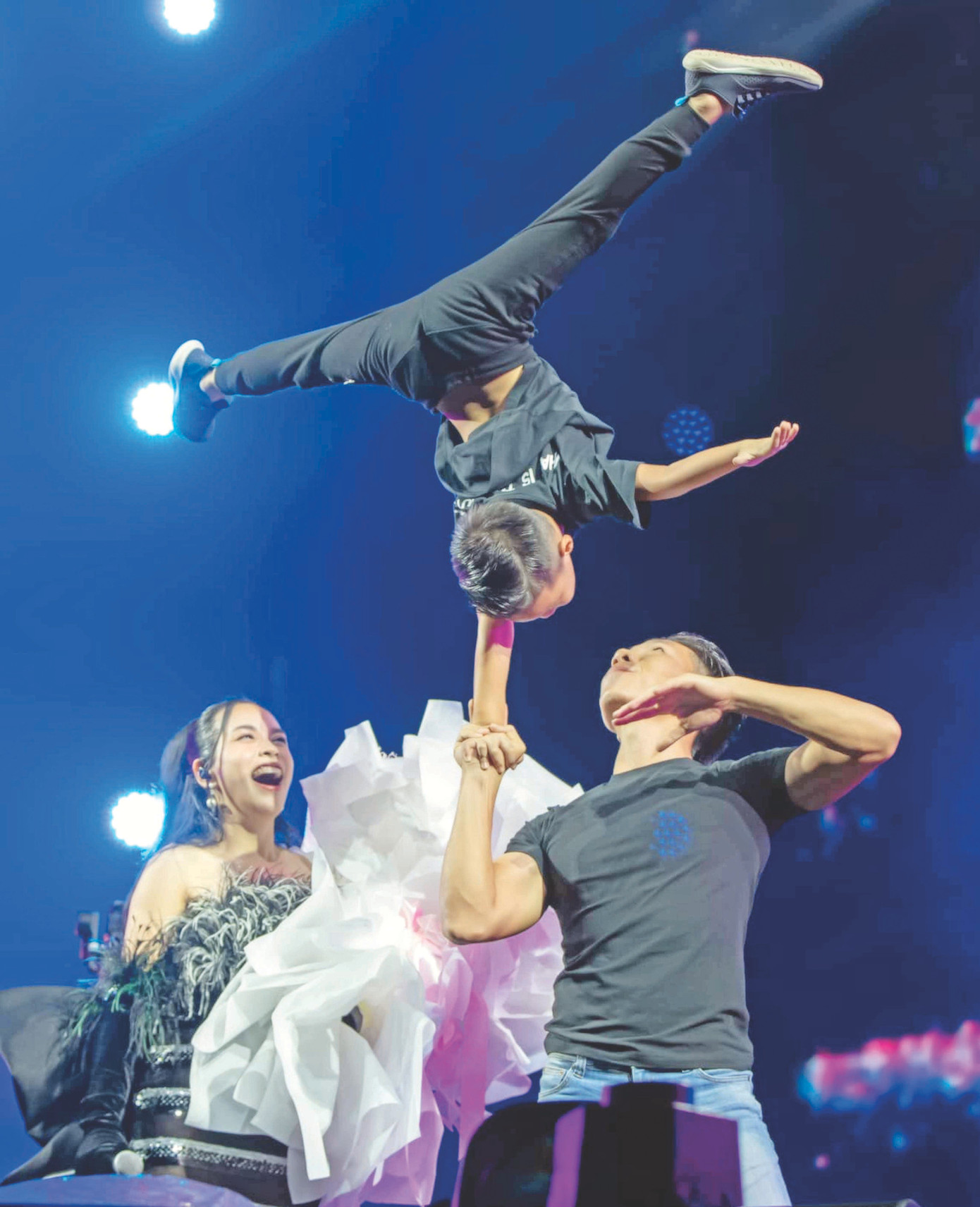 Gia đình “Dính một cục” thăng hoa trên sân khấu