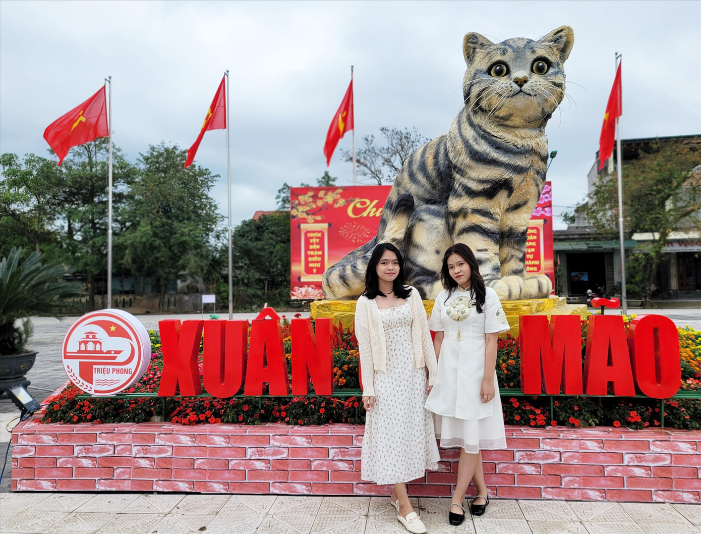 Nhóm bạn của Lê Thị Kim Ngân (19 tuổi, bìa trái, từ Đông Hà vượt 10km đến chụp ảnh cùng “Hoa hậu” mèo. Ảnh: Giang Thanh