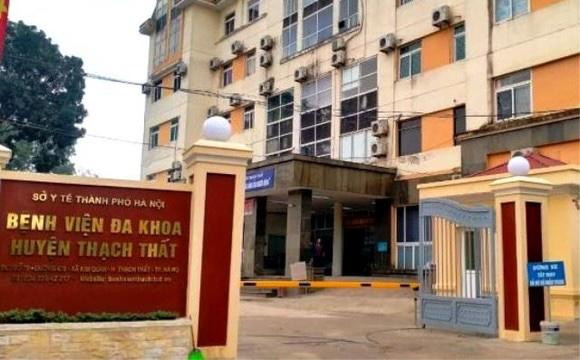 Bệnh viện Đa khoa huyện Thạch Thất, nơi tiếp nhận bé A và phát hiện có hình ảnh nhiều vật lạ giống như đinh ghim trong sọ não