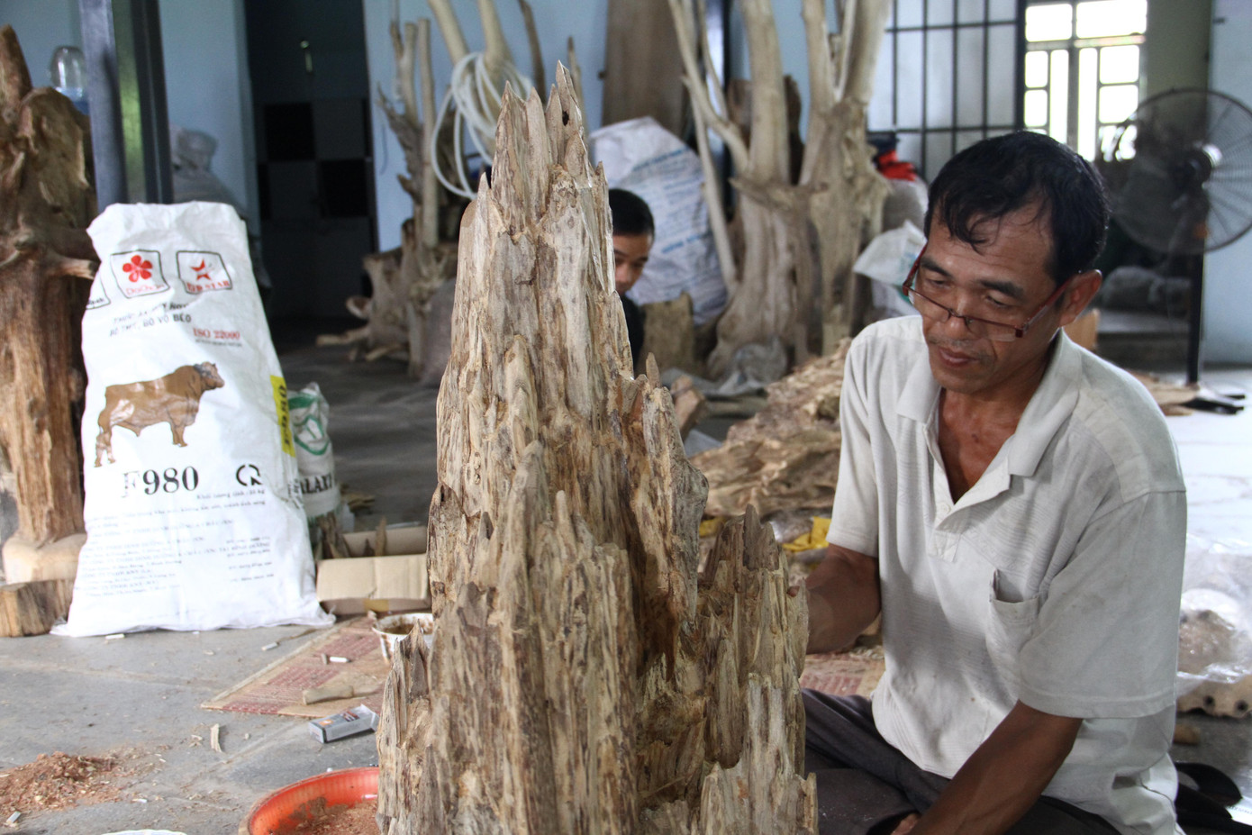 Nghề xoi trầm đòi hỏi sự tỉ mỉ, khả năng quan sát và tính kiên trì cao