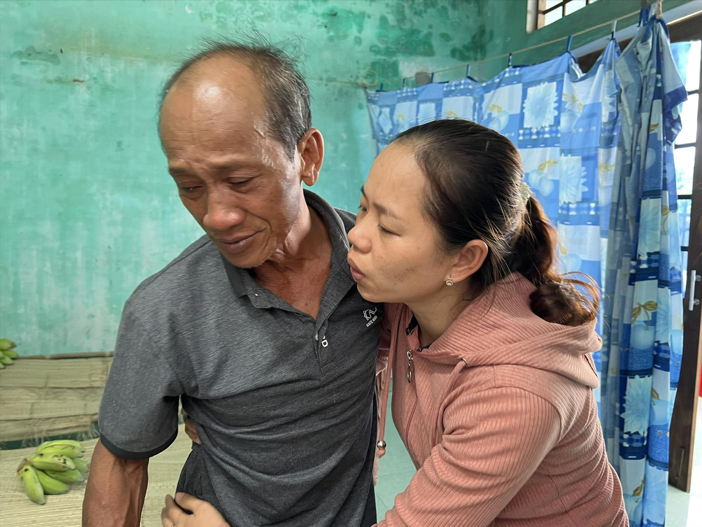 Ông Nguyễn Luận đau buồn trước sự ra đi đột ngột của vợ và con trai. Ảnh: Nguyễn Ngọc