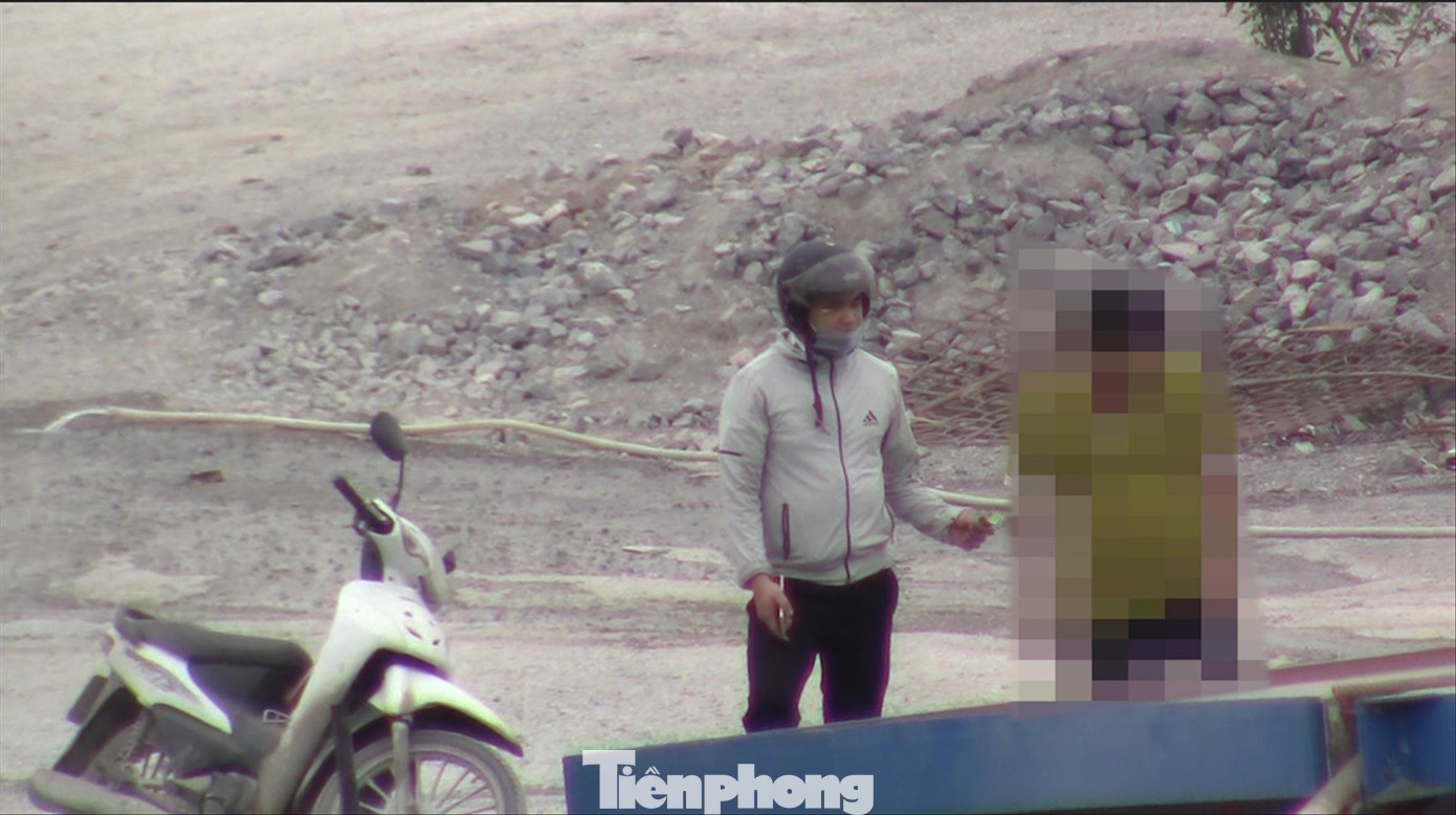 Nhân viên cảng vụ (trái) nhận tiền "chung chi" từ chủ tàu ảnh: Đức Anh