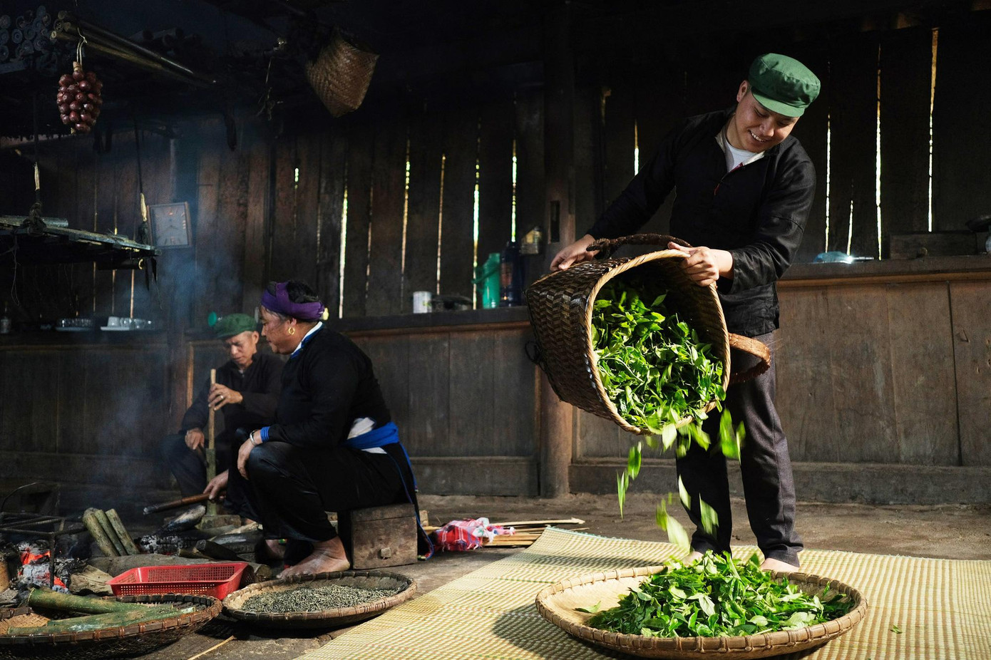 Vàng A Bình hướng dẫn khách làm trà ống lam gác bếp