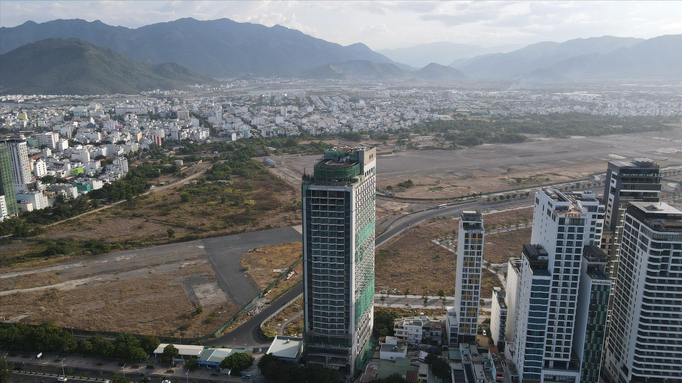 Khu đất quốc phòng tại sân bay Nha Trang cũ được bàn giao cho tỉnh Khánh Hoà quản lý, sử dụng Ảnh LỮ HỒ Khu đất quốc phòng tại sân bay Nha Trang cũ được bàn giao cho tỉnh Khánh Hoà quản lý, sử dụng Ảnh LỮ HỒ
