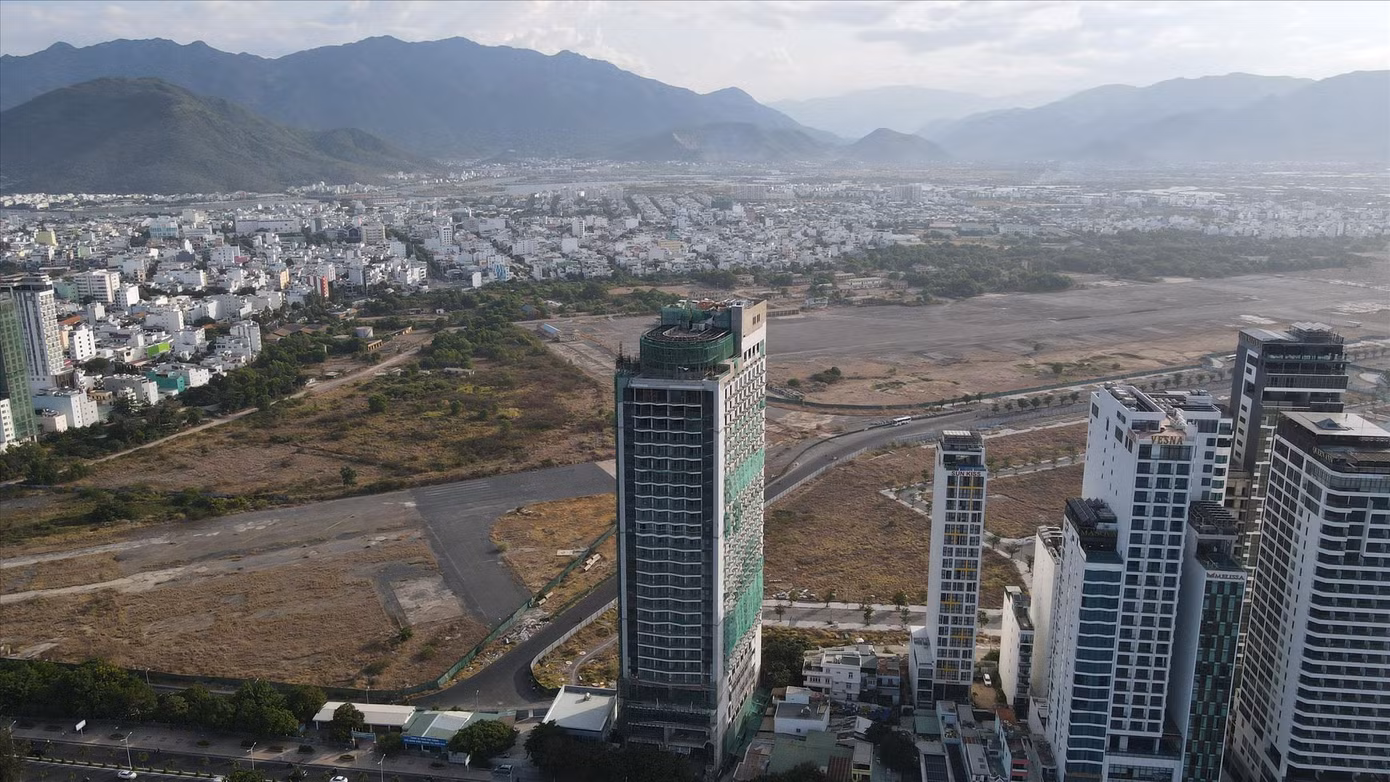 Khu đất quốc phòng tại sân bay Nha Trang cũ được bàn giao cho tỉnh Khánh Hoà quản lý, sử dụng Ảnh LỮ HỒ Khu đất quốc phòng tại sân bay Nha Trang cũ được bàn giao cho tỉnh Khánh Hoà quản lý, sử dụng Ảnh LỮ HỒ