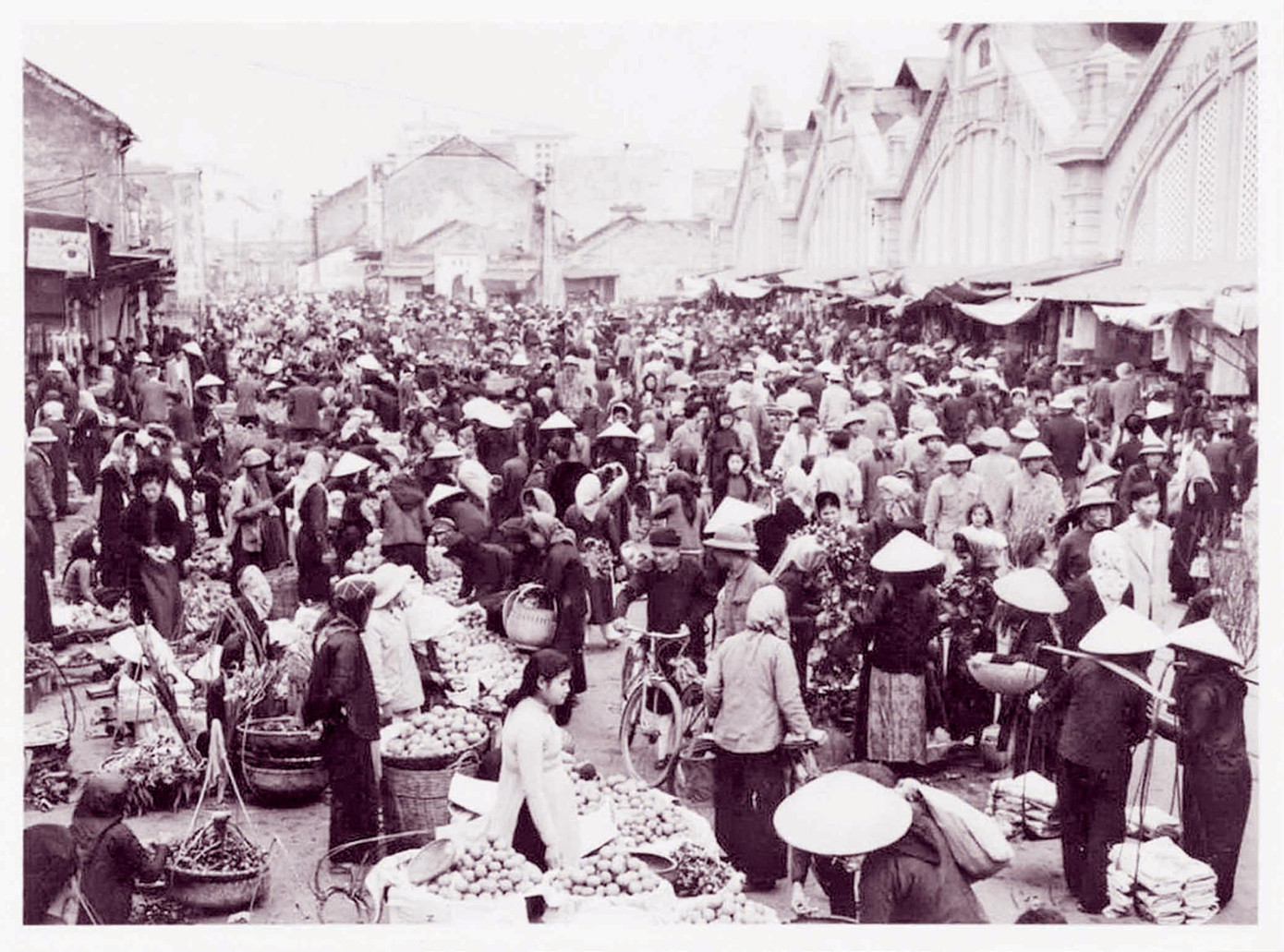 Phiên chợ Tết phía trước chợ Đồng Xuân, Tết Ất Mùi, 1955