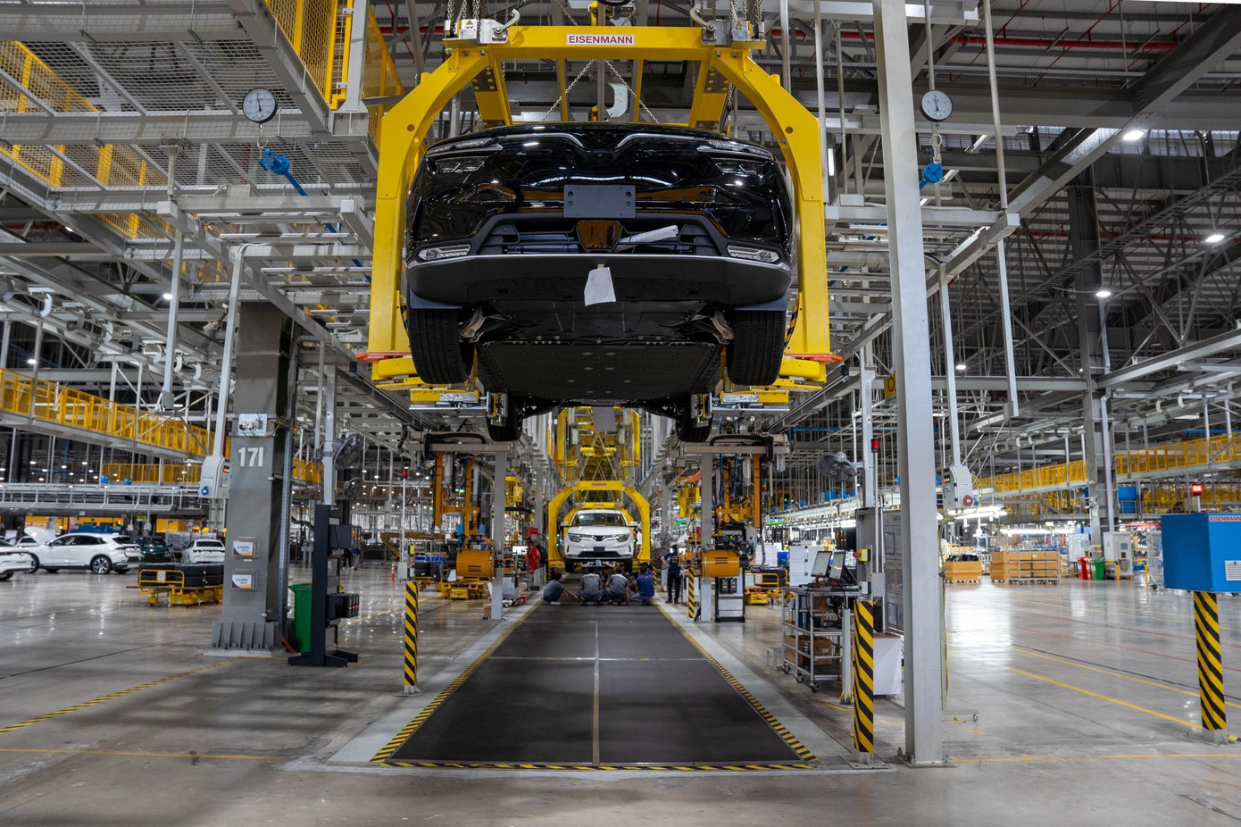 Quá trình công nghiệp hóa XHCN được xác định đầy đủ là CNH, HĐH. (Sản xuất lắp ráp ô tô tại Việt Nam). Ảnh: Như Ý Quá trình công nghiệp hóa XHCN được xác định đầy đủ là CNH, HĐH. (Sản xuất lắp ráp ô tô tại Việt Nam). Ảnh: Như Ý