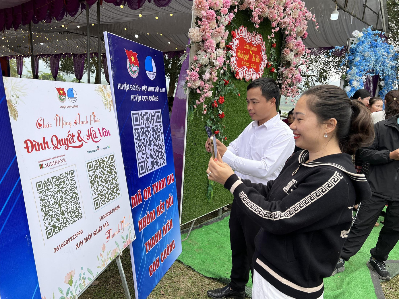 Bạn bè cô dâu chú rể mừng cưới qua mã QR Bạn bè cô dâu chú rể mừng cưới qua mã QR