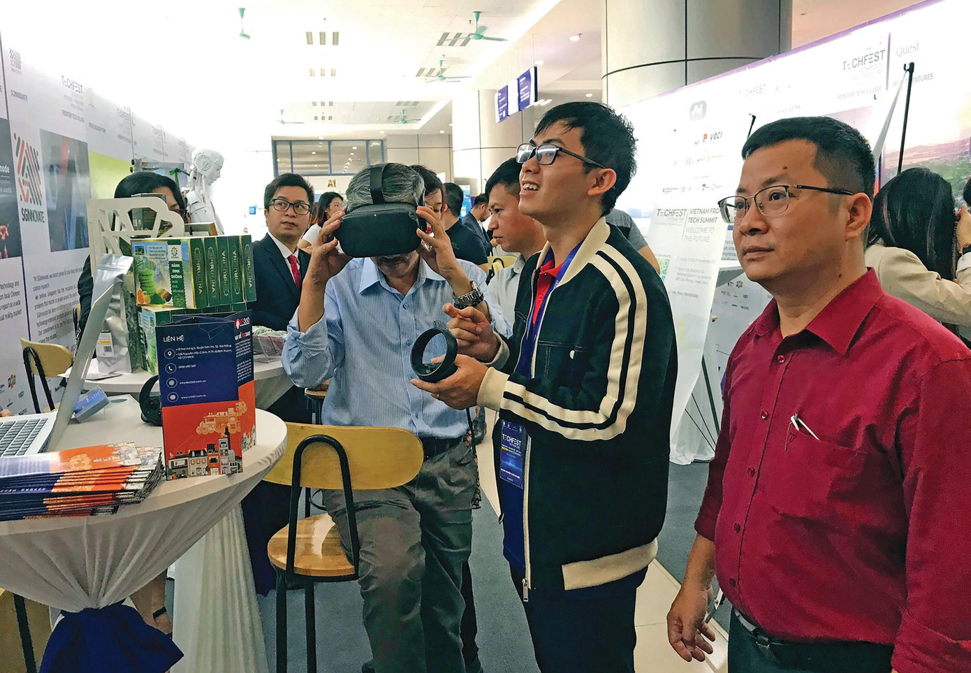 Trịnh Công Quang (thứ 2 từ phải sang) giới thiệu về nền tảng vrFairs cho khách tham quan sự kiện Techfest Việt Nam 2020 tại Hà Nội. Đây là một trong 10 dự án được Sở KH&amp;CN TP Đà Nẵng lựa chọn và hỗ trợ tham dự Techfest 2020