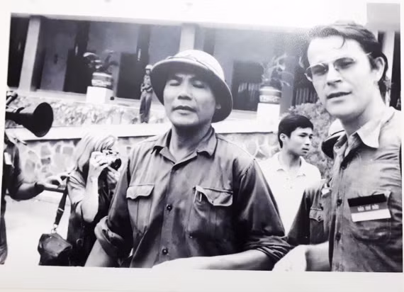 Chính ủy Bùi Văn Tùng với phóng viên nước ngoài tại sân dinh Độc Lập trưa ngày 30/4/1975. Ảnh: Tư liệu