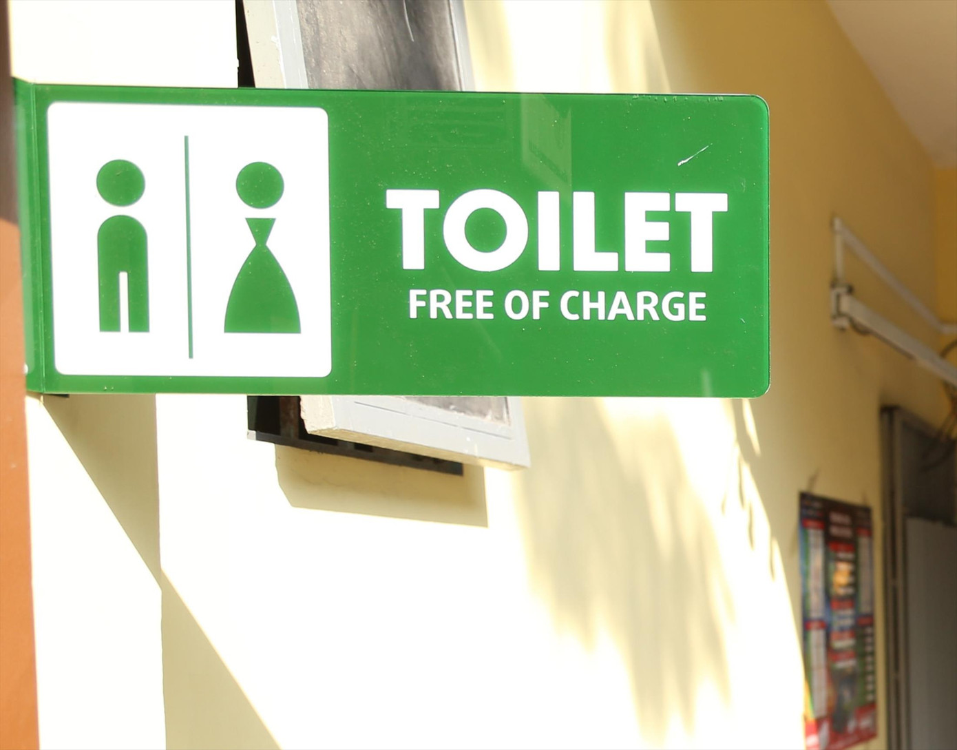 Biển nhận diện cho phép sử dụng miễn phí nhà vệ sinh ở quận 1, TPHCM Ảnh: NGÔ TÙNG