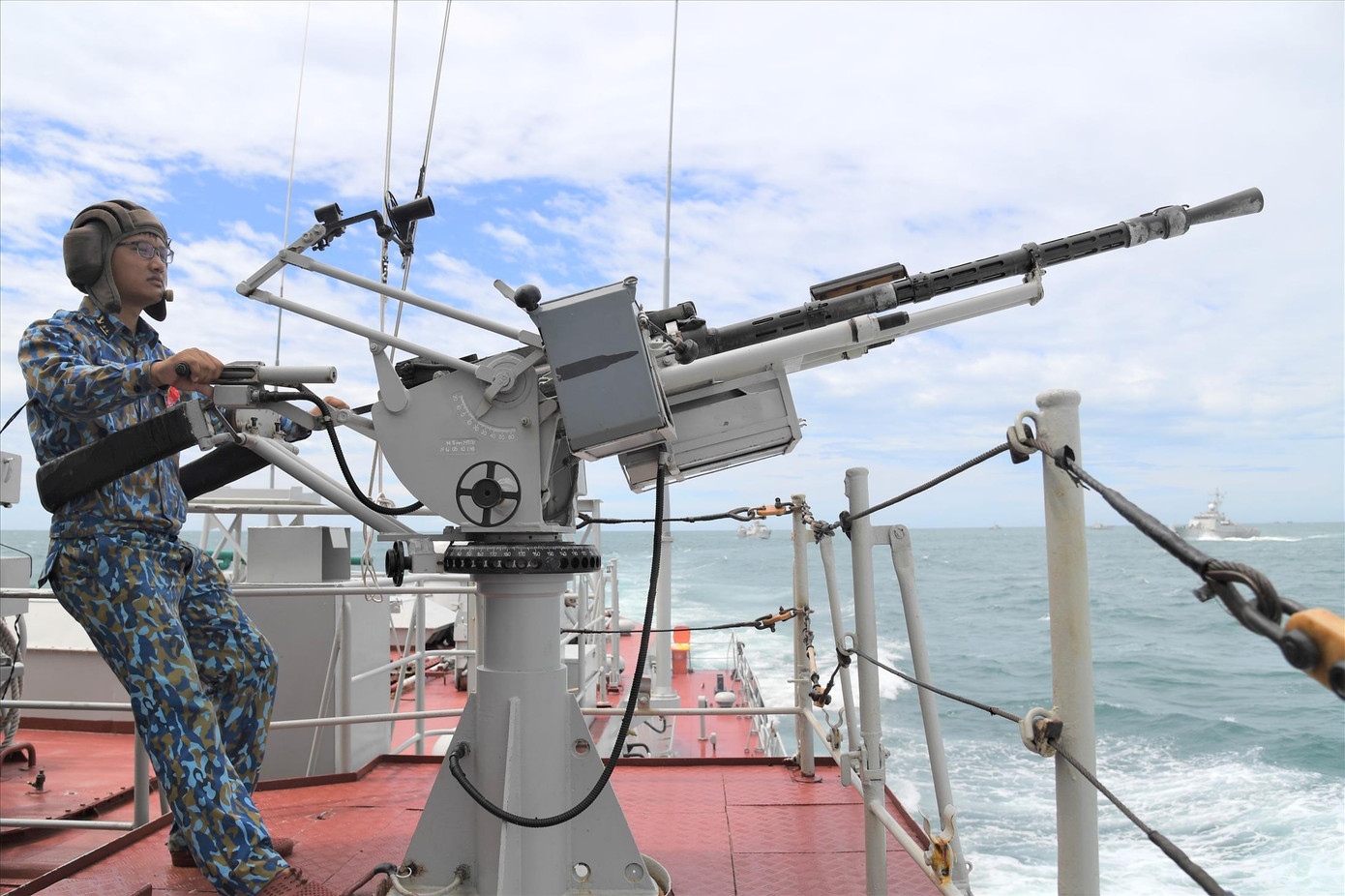 Xạ thủ súng 14,5mm của Tàu 265 (Hải đội 512, Lữ đoàn 127) ngắm bắn mục tiêu máy bay bay thấp