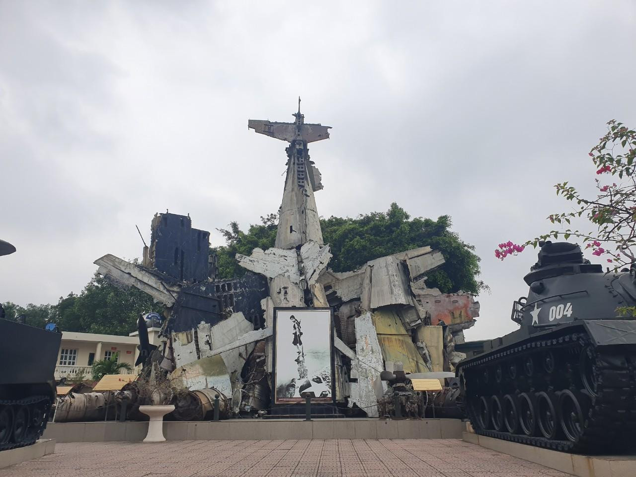 Xác máy bay B-52 tại Bảo tàng Lịch sử Quân sự Việt Nam