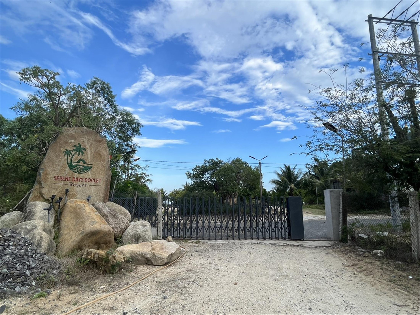 Nhiều công trình trái phép trong khu nghỉ dưỡng Resort Serene day Doclet Ảnh: LỮ HỒ