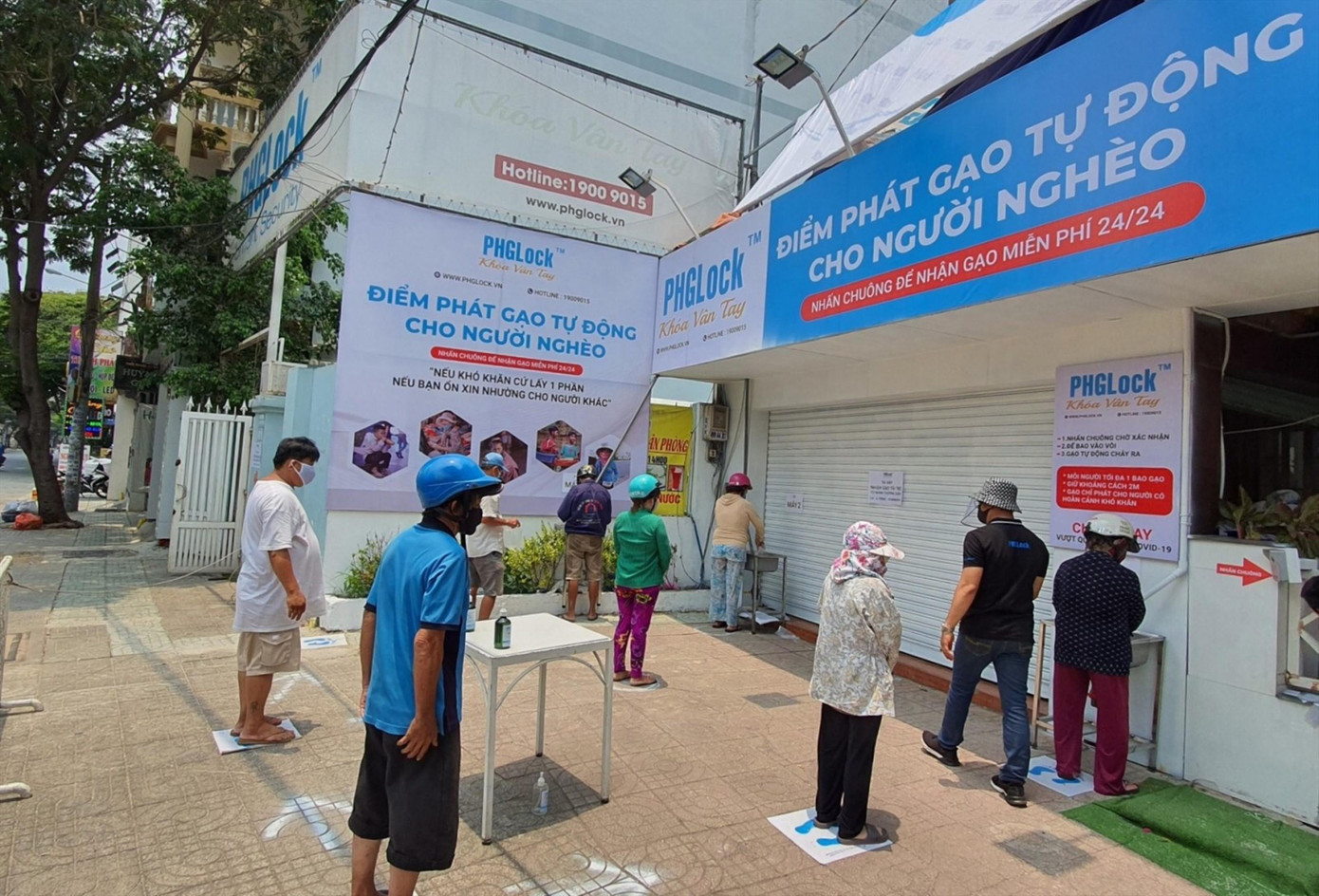 Người dân xếp hàng nhận gạo từ máy ATM gạo đầu tiên tại quận Tân Phú thời điểm bùng phát dịch COVID-19 giữa năm 2021