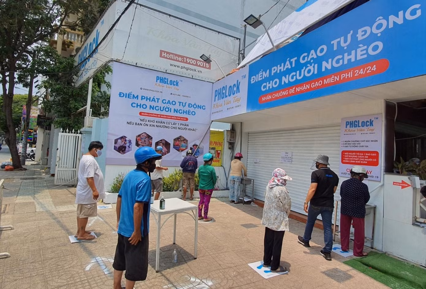 Người dân xếp hàng nhận gạo từ máy ATM gạo đầu tiên tại quận Tân Phú thời điểm bùng phát dịch COVID-19 giữa năm 2021 Người dân xếp hàng nhận gạo từ máy ATM gạo đầu tiên tại quận Tân Phú thời điểm bùng phát dịch COVID-19 giữa năm 2021