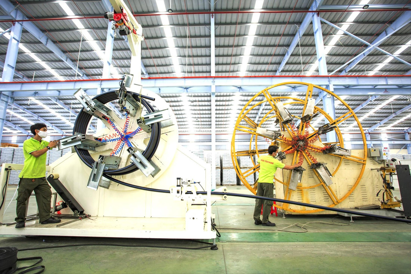 Công nhân sản xuất trong nhà máy ở Bình Dương ảnh: H.C