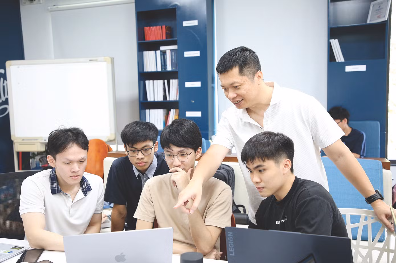 TS. Trần Quốc Long, Viện trưởng Viện Trí tuệ nhân tạo, trường Đại học Công nghệ, Đại học Quốc gia Hà Nội hướng dẫn sinh viên sử dụng ChatGPT.