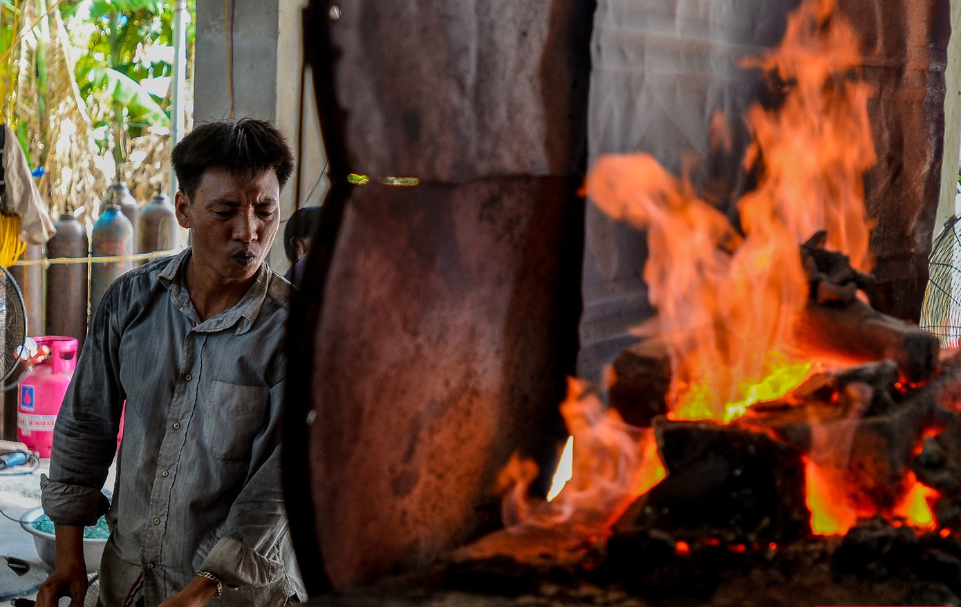 Thổi thủy tinh là công việc vất vả, nặng nhọc do liên tục phải làm việc trong môi trường có nhiệt độ cao (trung bình 40-50 độ) Thổi thủy tinh là công việc vất vả, nặng nhọc do liên tục phải làm việc trong môi trường có nhiệt độ cao (trung bình 40-50 độ)