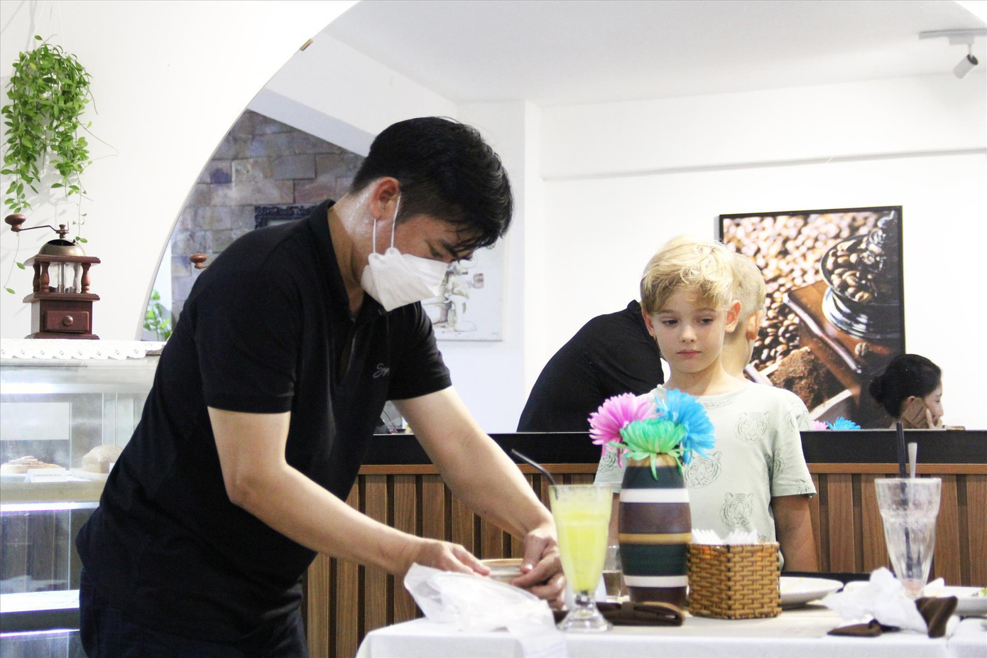 Anh Toàn có thể đảm đương nhiều vị trí mà không gặp trở ngại nào vì khuyết tật của mình Ảnh: Giang Thanh