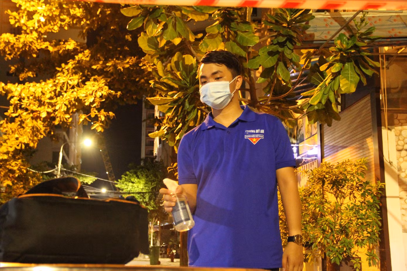 Nửa tháng nay, Minh Tuấn, sinh viên ĐH Duy Tân liên tục “gác” đêm ở chốt phong tỏa “cứng” đường An Thượng 32 (phường Mỹ An, quận ngũ Hành Sơn) Ảnh: Giang Thanh