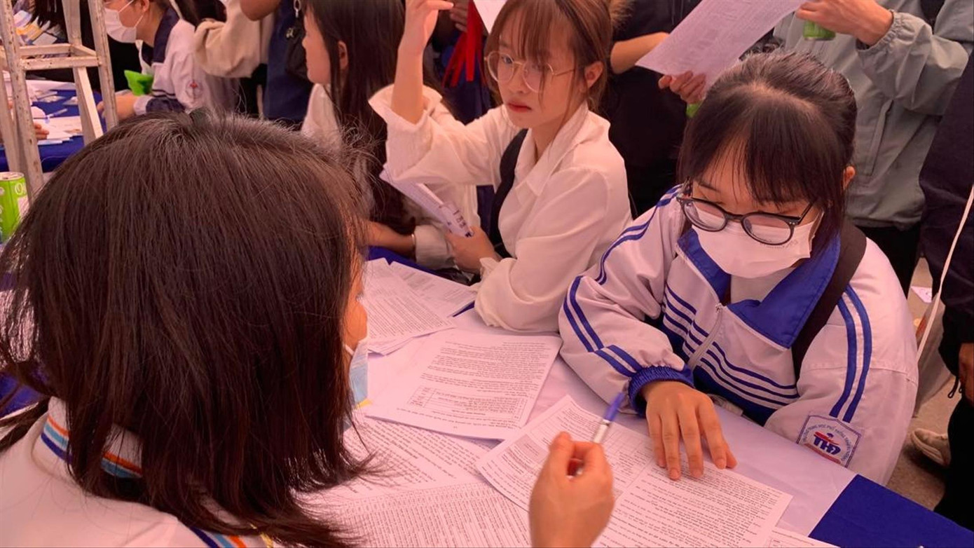 Thí sinh tại một buổi tư vấn tuyển sinh 2023 Ảnh: Nghiêm Huê