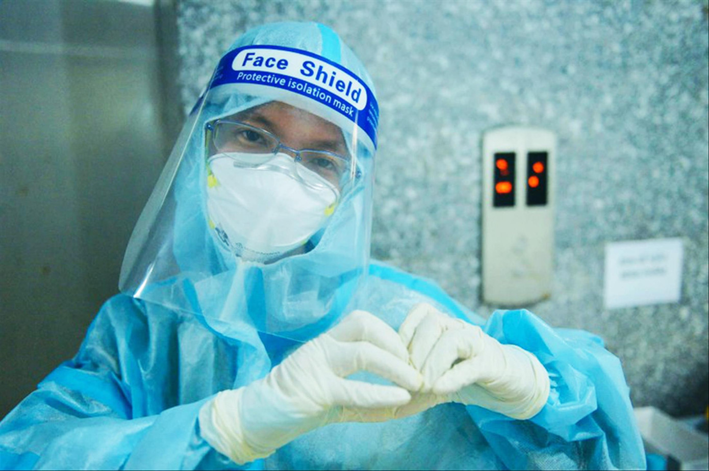 Sư cô Nhuận Bình đang làm việc tại Bệnh viện dã chiến số 12 - TP.Thủ Đức Sư cô Nhuận Bình đang làm việc tại Bệnh viện dã chiến số 12 - TP.Thủ Đức