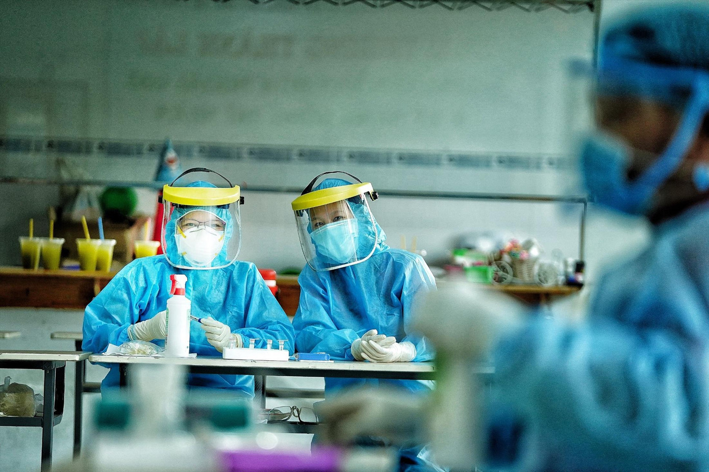 Hai năm qua các y bác sĩ đã căng mình chống dịch COVID-19 Hai năm qua các y bác sĩ đã căng mình chống dịch COVID-19